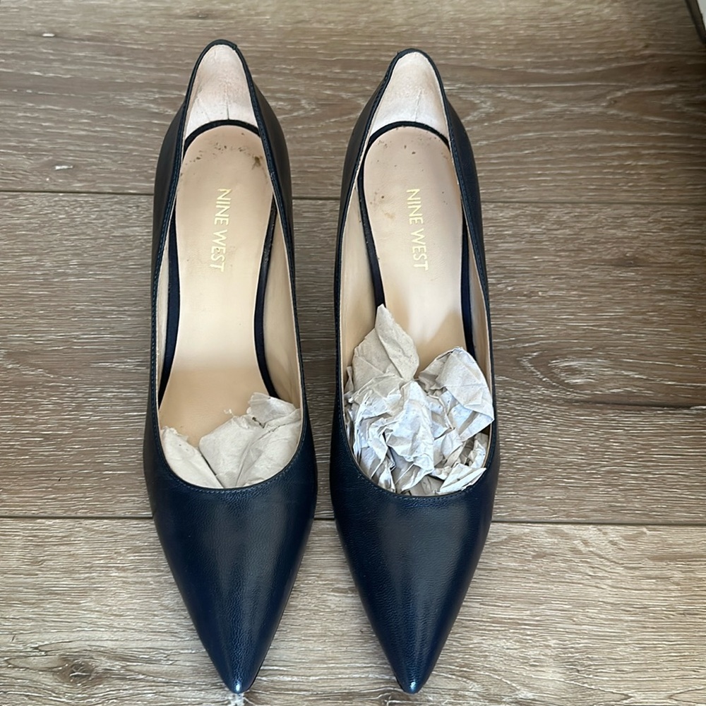 Nine West 8.5 navy Blue leather pumps